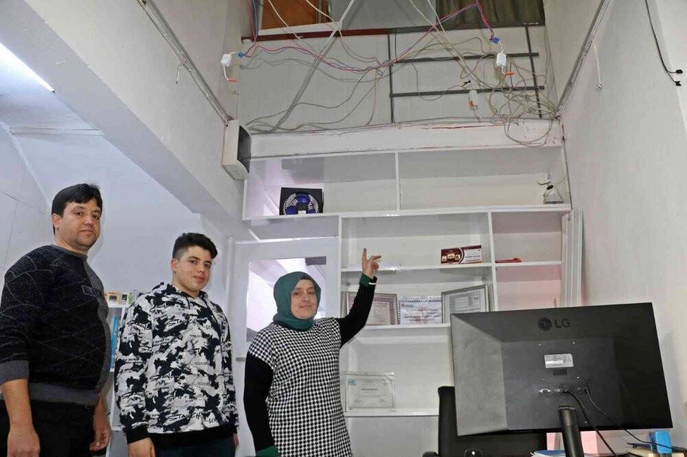 Obez kedi asma tavanı çökertti