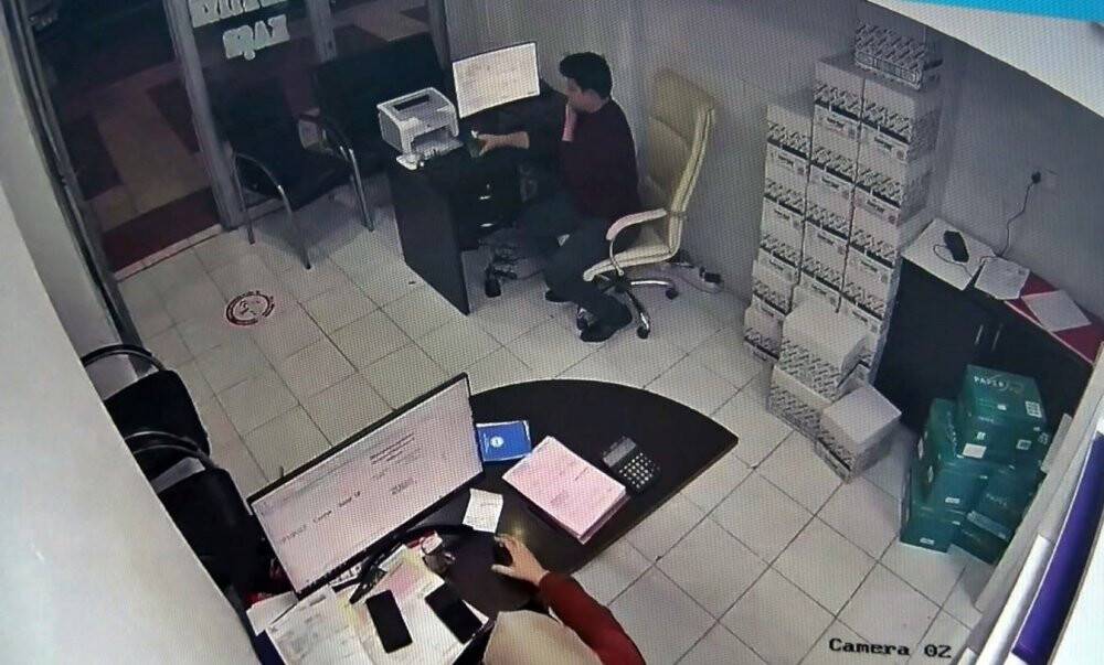 Obez kedi asma tavanı çökertti