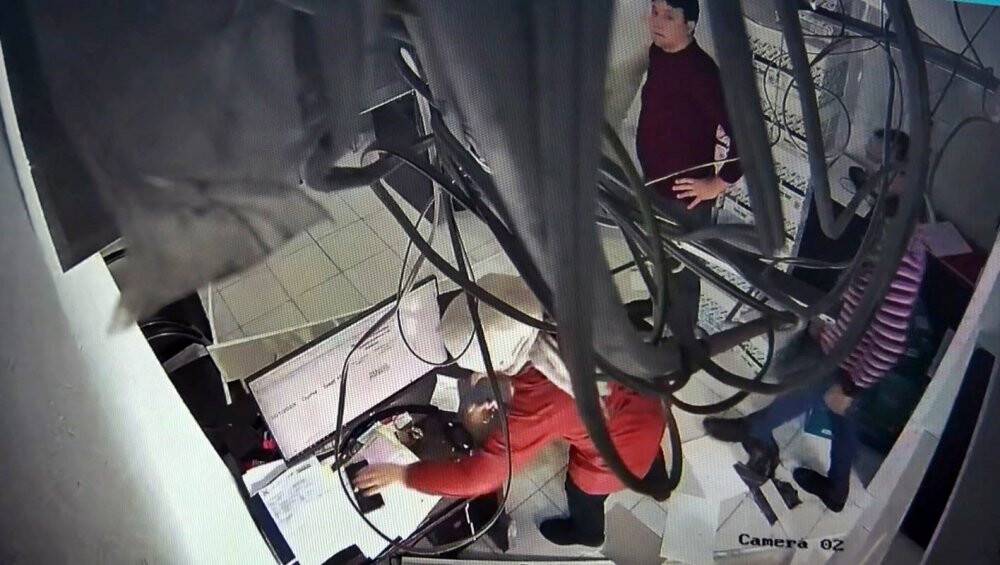 Obez kedi asma tavanı çökertti