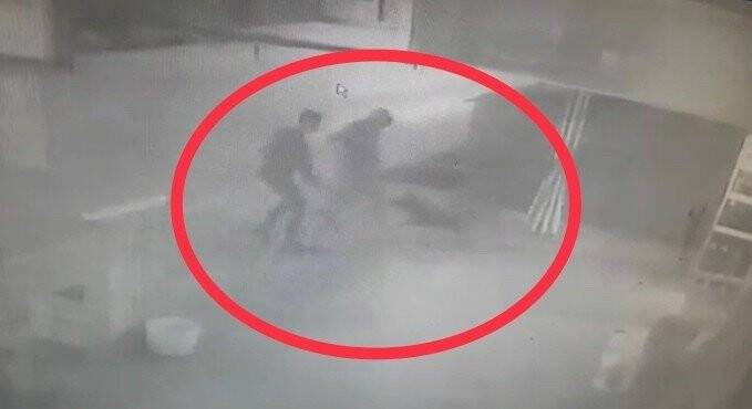 Osmaniye'de bakkala giden çocuğa köpek saldırdı, o anlar kamerada