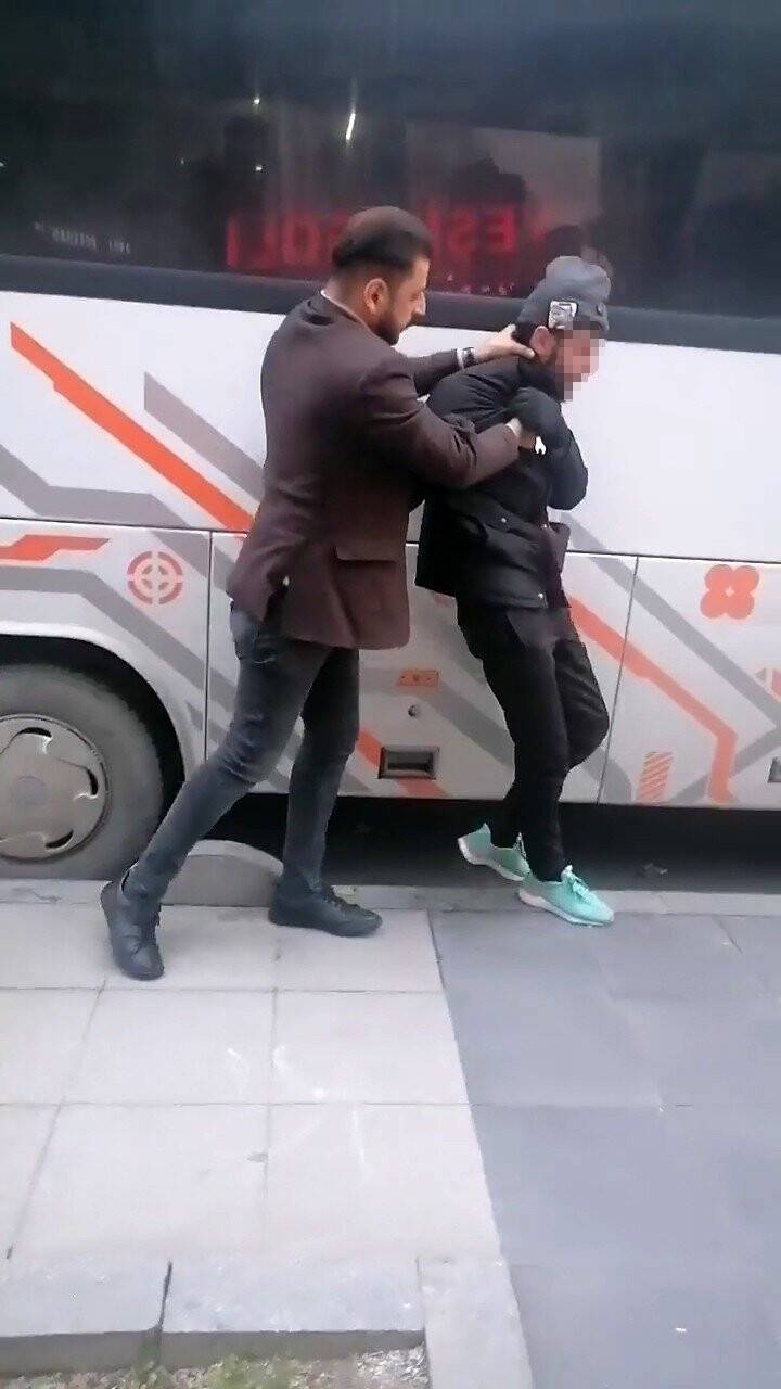 Aracının aküsünü çalmaya çalışan hırsızı önce dövdü, sonra polise teslim etti