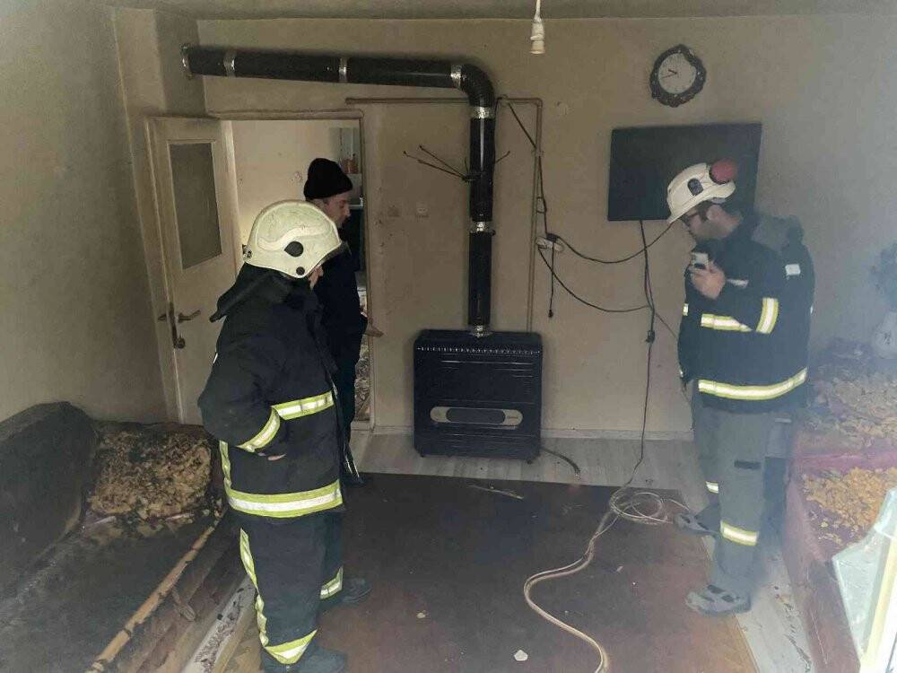 Bursa'da doğalgaz sobasının bomba gibi patladığı anlar kameralarda