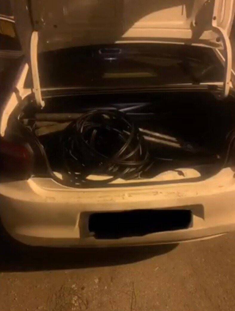 Çaldığı kabloları araca yüklerken suçüstü yakalandı