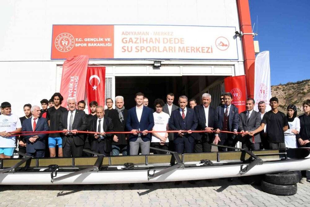 Fransa’da özel üretilen kürek tekneleri baraja indirildi