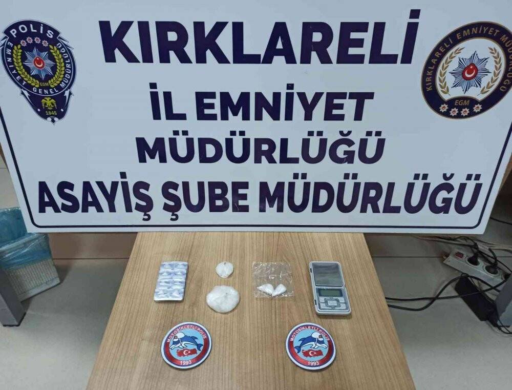 Şüpheli tavırlar üzerine durdurulan şahıslardan uyuşturucu ve silah ele geçirildi