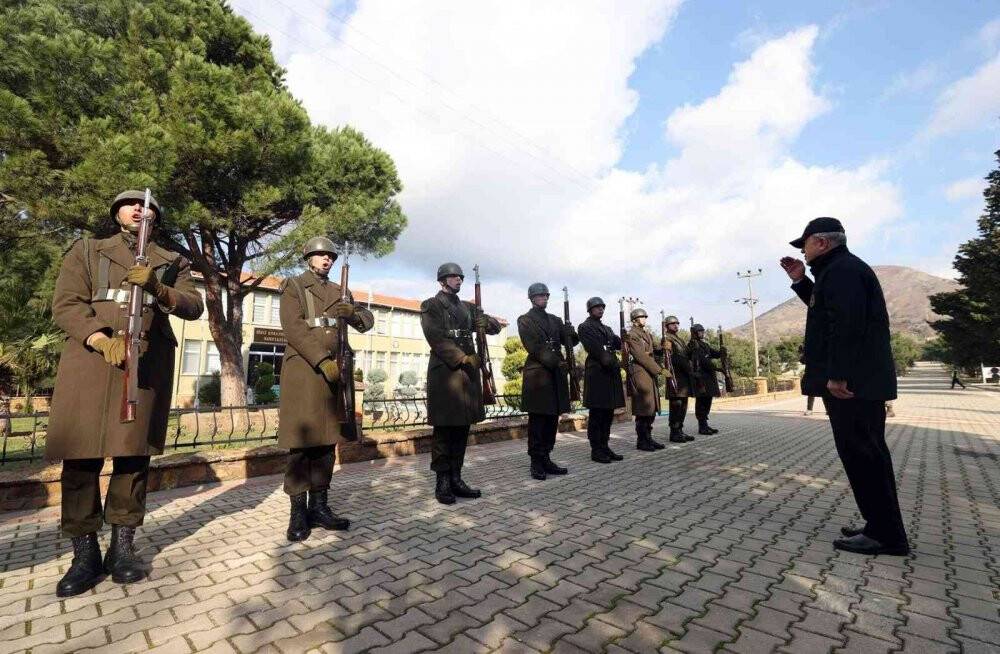 Bakan Akar ve TSK komuta kademesinden “Rüzgar Alayı”na ziyaret