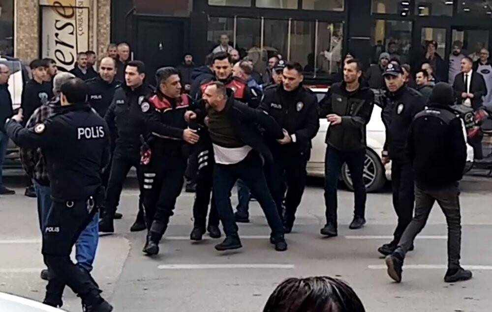 Bursa'da alacak verecek kavgasında 3 kişi bıçaklandı