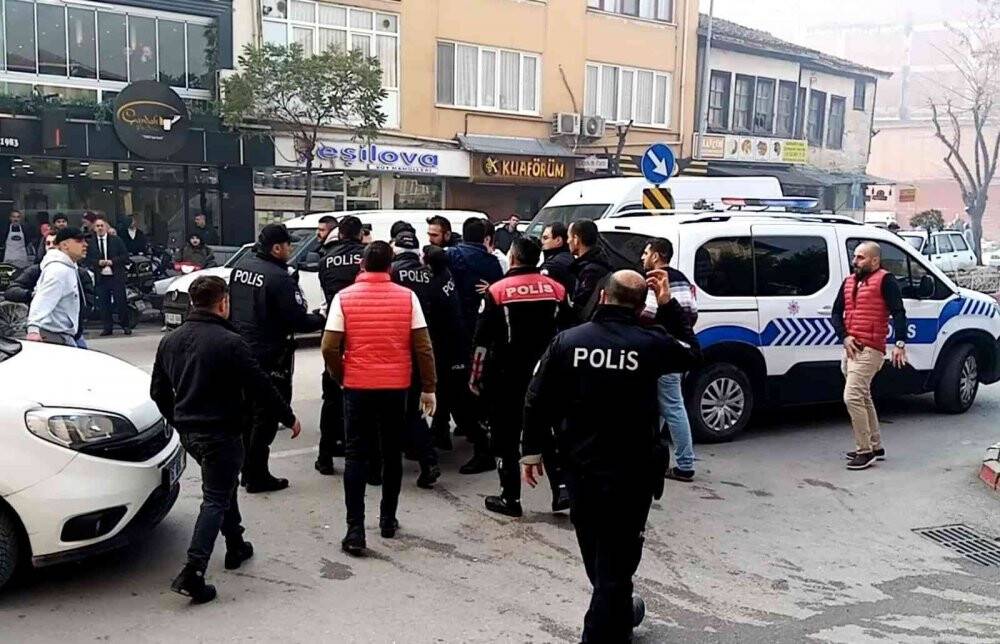 Bursa'da alacak verecek kavgasında 3 kişi bıçaklandı