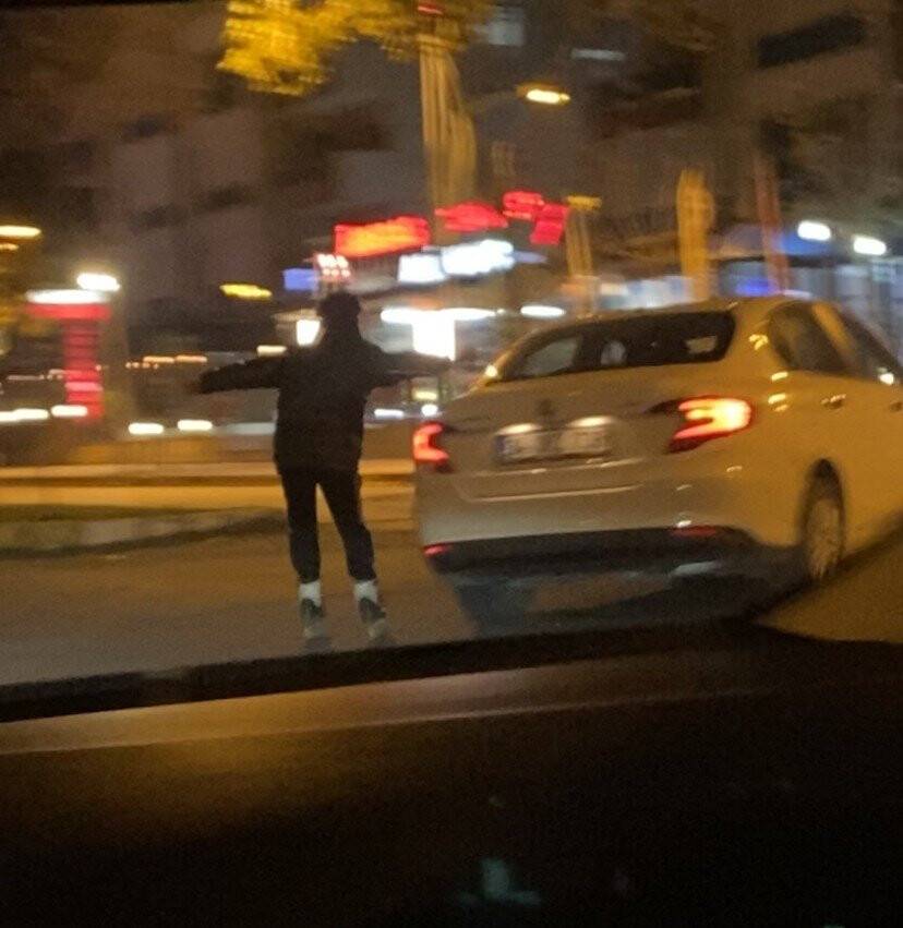 Diyarbakır'da patenli bir genç araca tutunarak metrelerce yol gitti, o anlar kamerada