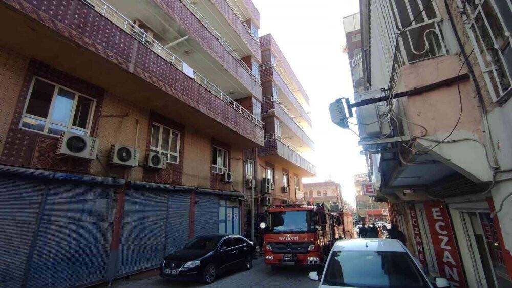 Şamlıurfa'da bir evde çıkan yangında mahsur kalan 7 kişiyi ekipler kurtardı