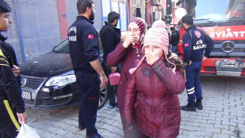 Şamlıurfa'da bir evde çıkan yangında mahsur kalan 7 kişiyi ekipler kurtardı