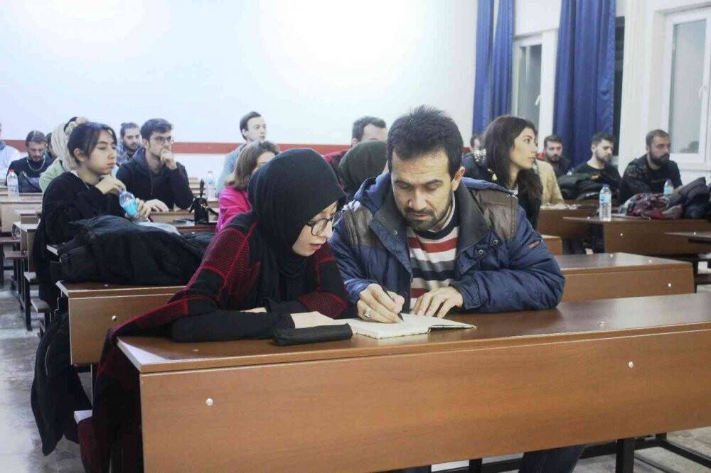 Baba-Kız üniversiteyi aynı sınıfta birlikte okuyor