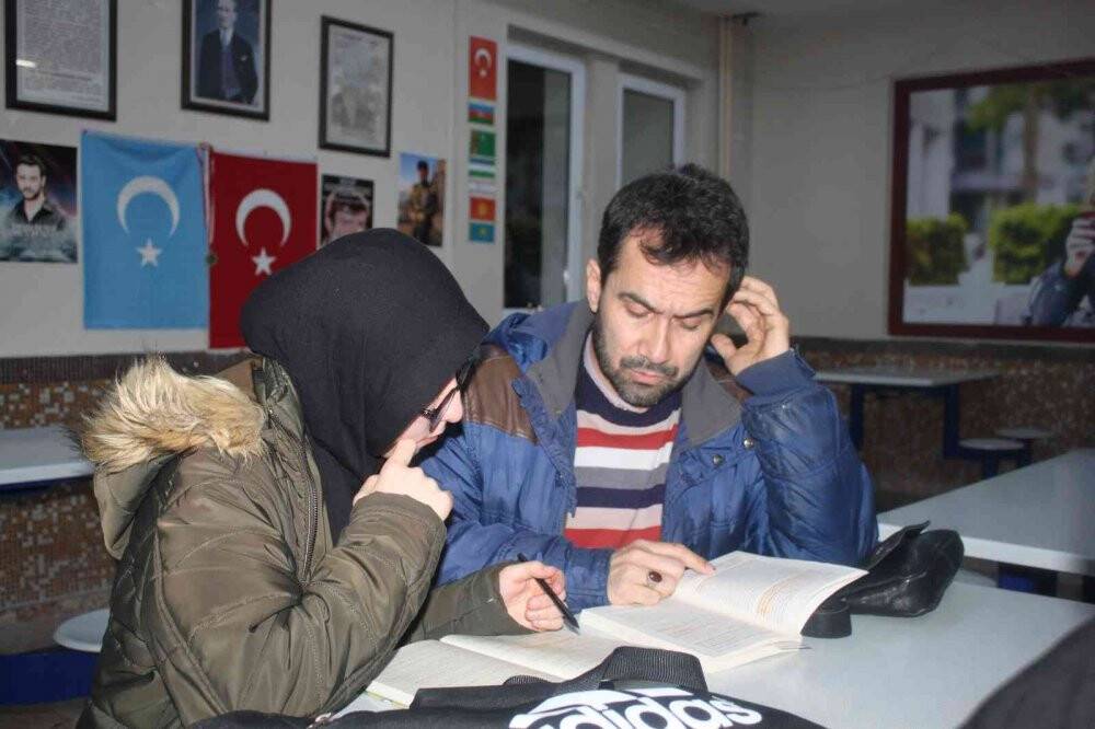 Baba-Kız üniversiteyi aynı sınıfta birlikte okuyor