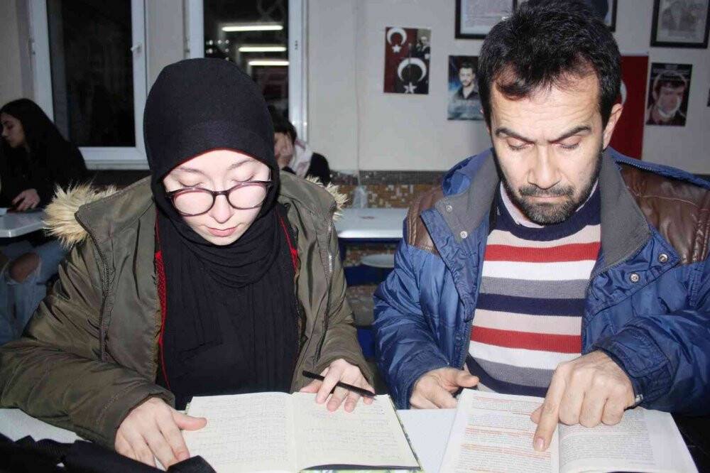 Baba-Kız üniversiteyi aynı sınıfta birlikte okuyor