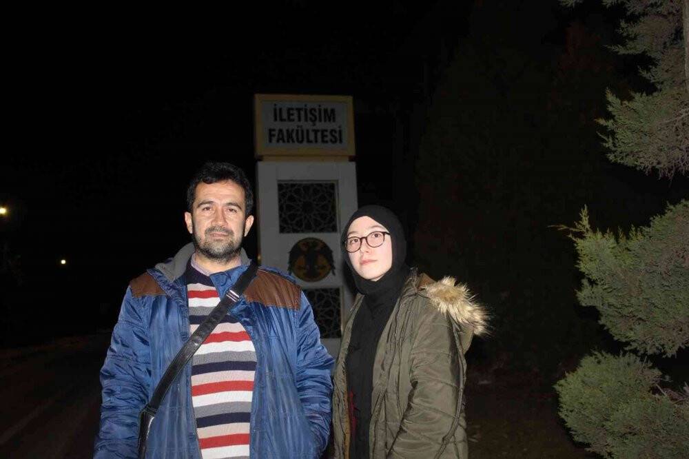 Baba-Kız üniversiteyi aynı sınıfta birlikte okuyor