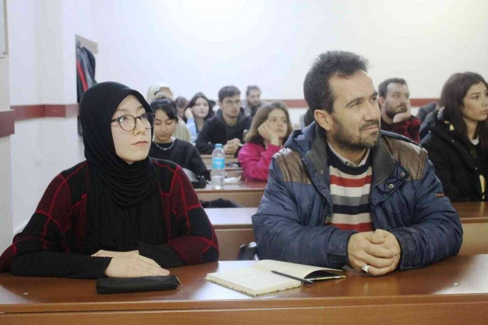 Baba-Kız üniversiteyi aynı sınıfta birlikte okuyor