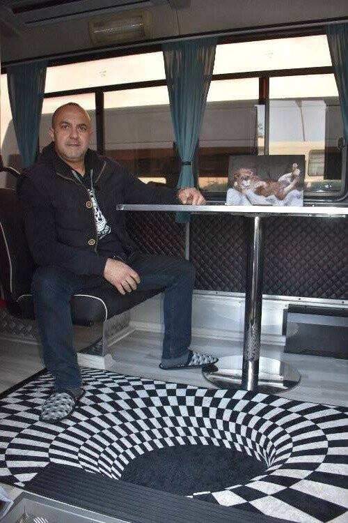 Aldığı minibüsü karavana çevirdi