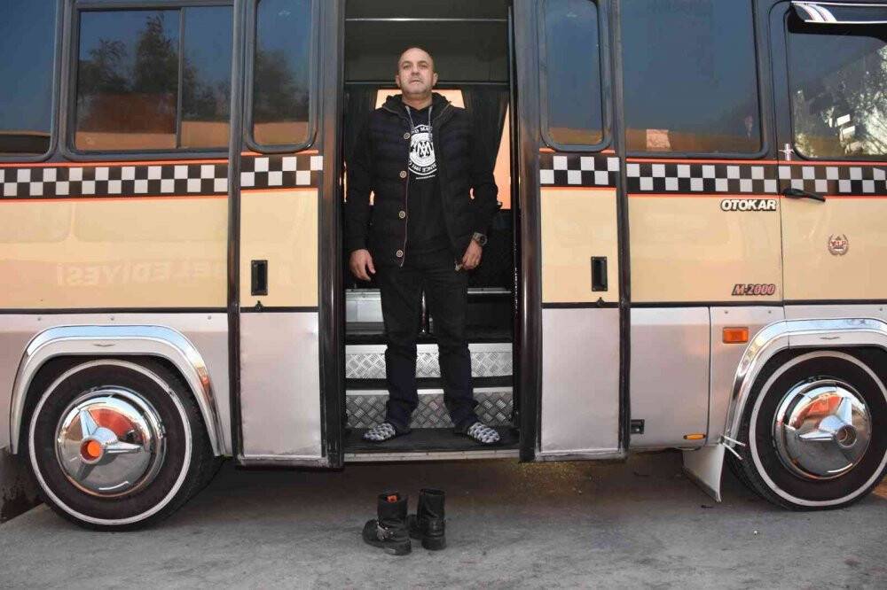 Aldığı minibüsü karavana çevirdi