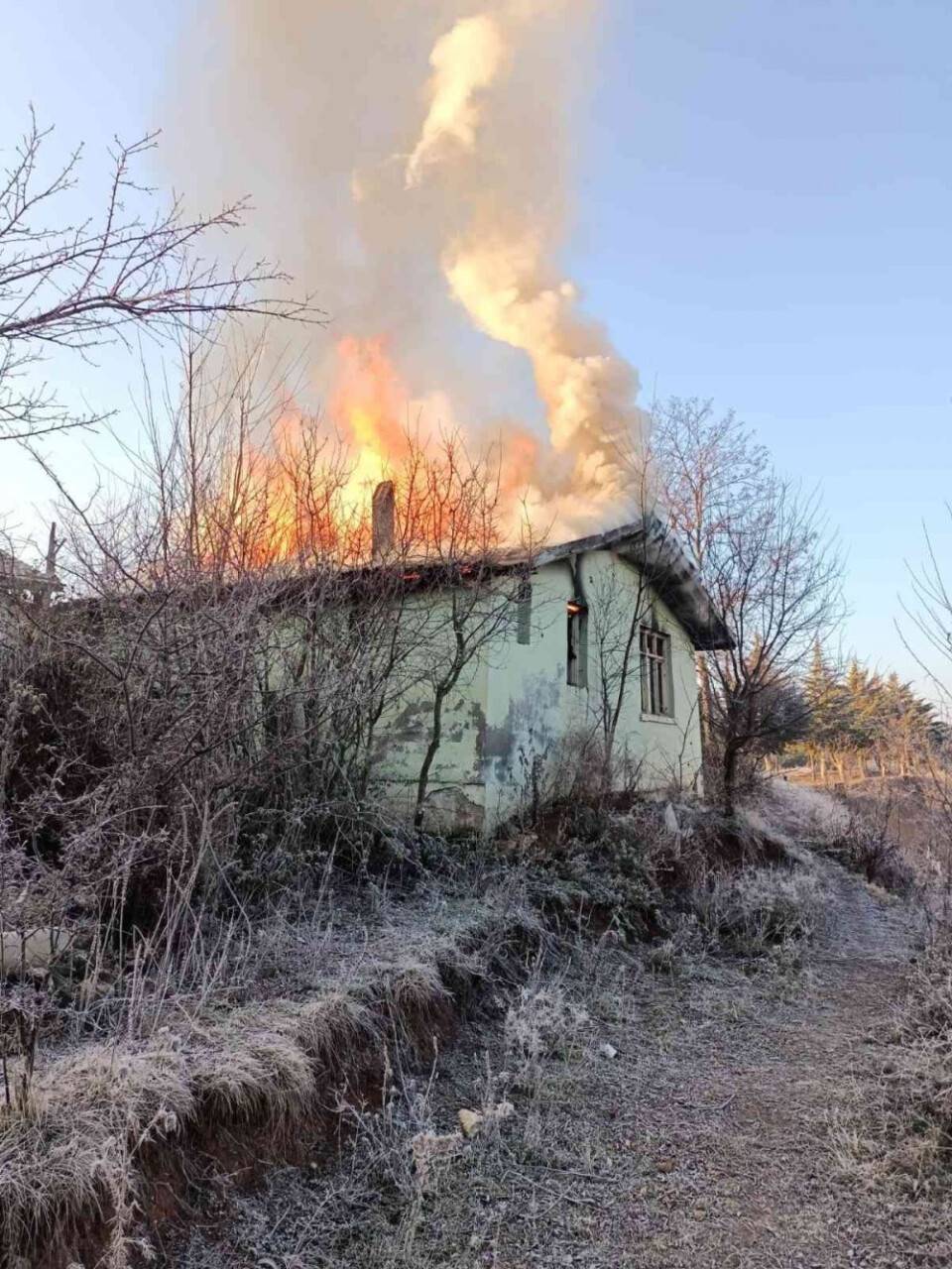 Alevlere teslim olan ev kullanılamaz hale geldi