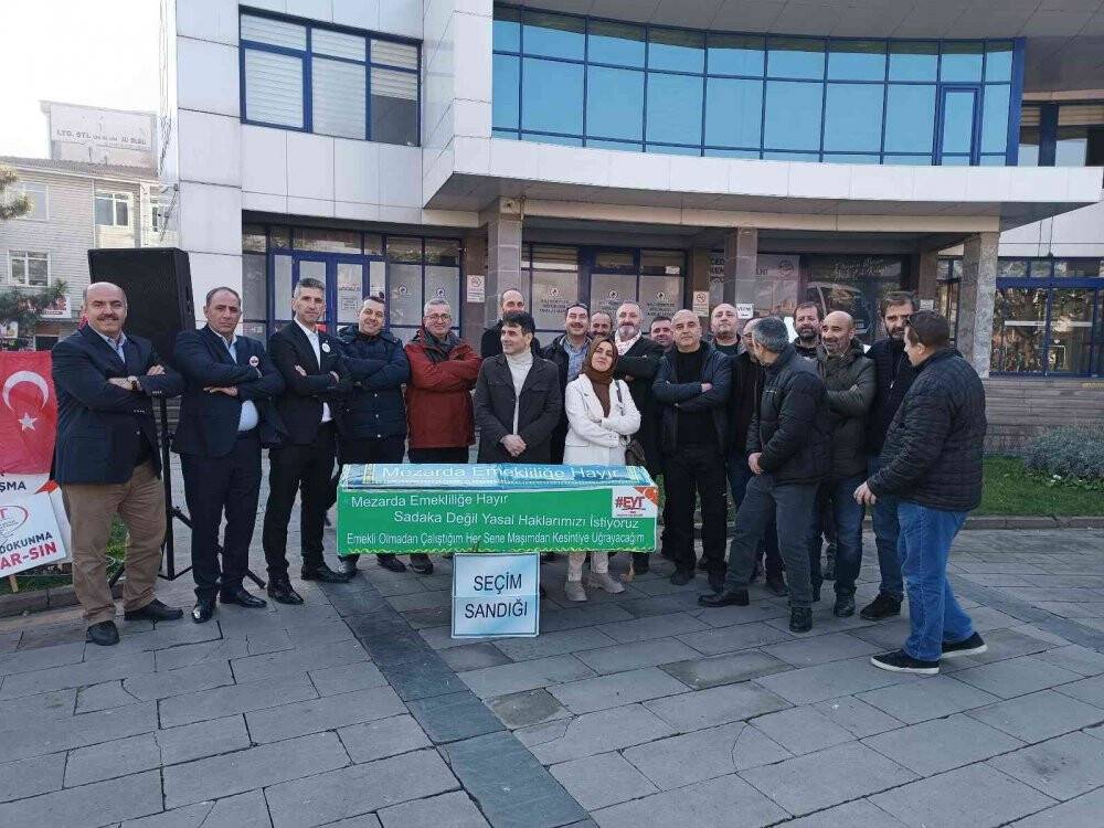 EYT’liler yeni çıkacak kanunu göbek atarak kutladı, tabutu parçaladı