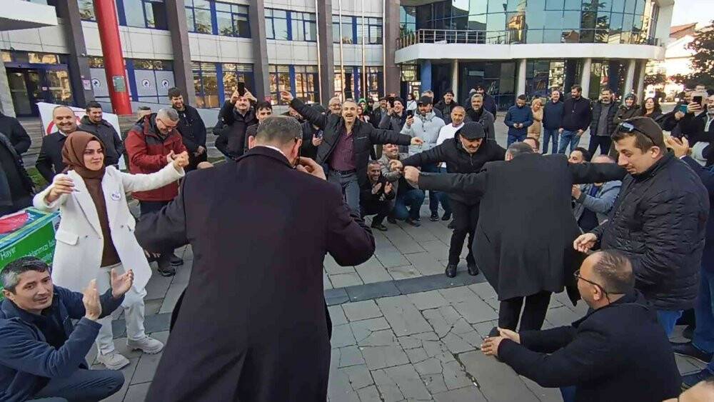 EYT’liler yeni çıkacak kanunu göbek atarak kutladı, tabutu parçaladı