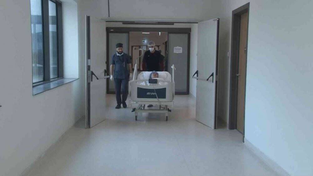 Görme problemi yaşayan hasta Türk doktorun geliştirdiği tedavi ile sağlığına kavuşacak