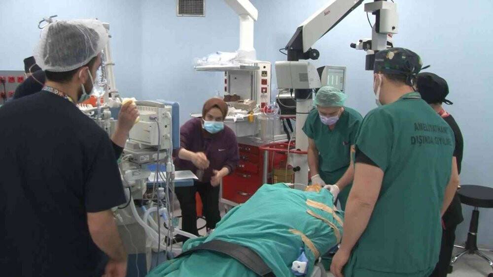 Görme problemi yaşayan hasta Türk doktorun geliştirdiği tedavi ile sağlığına kavuşacak