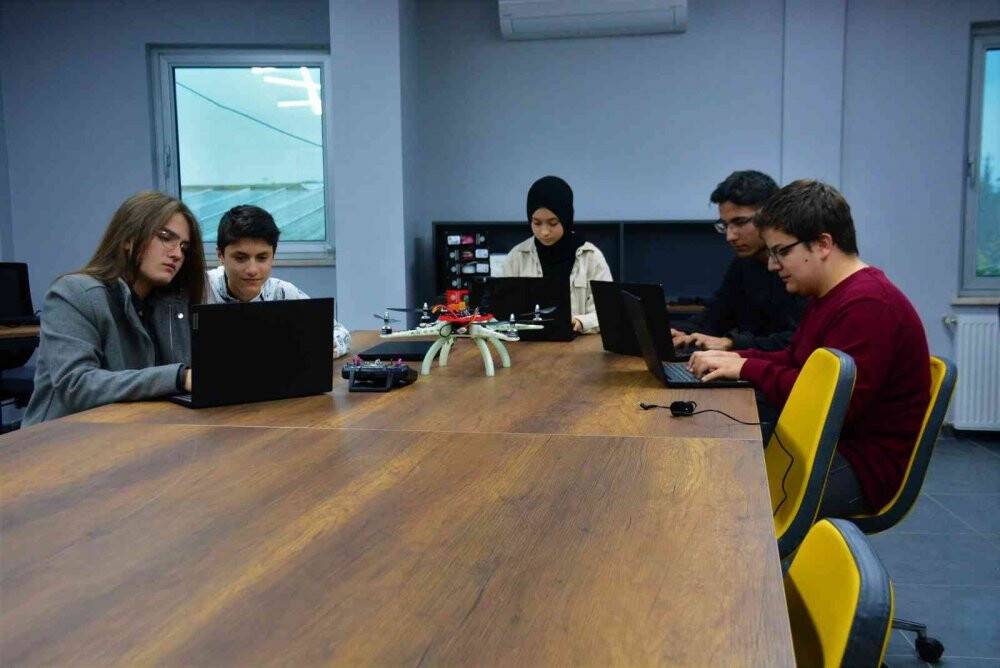 Kocaeli'de lise öğrencileri dron üretti