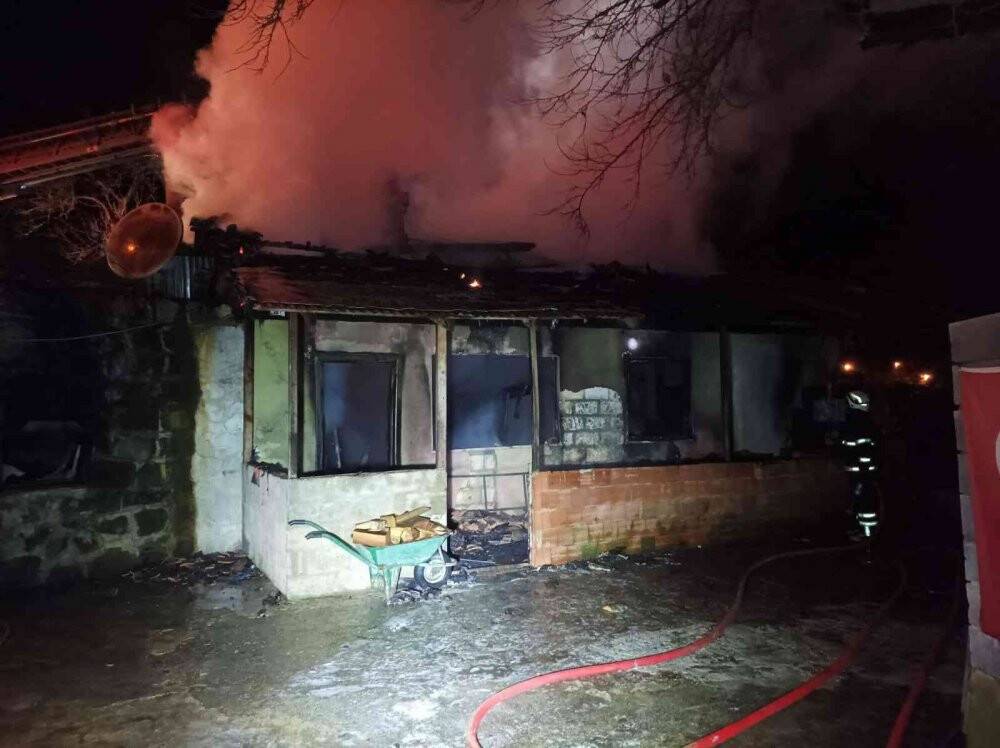 Yeni yıla yangınla girdiler, evleri kül oldu