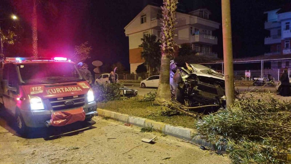 Antalya'da ehliyetsiz sürücü yolu savaş alanına çevirdi: 1 ölü