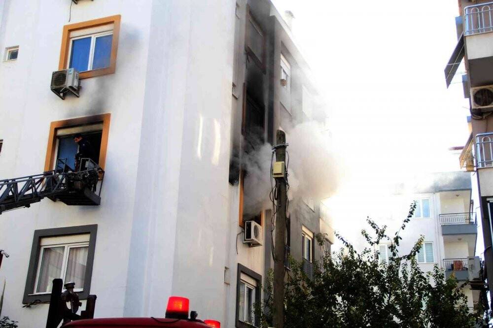 Antalya'da kedisi yangında ölen, genç kız gözyaşlarına boğuldu