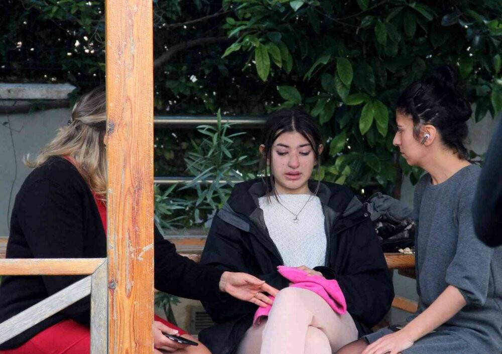 Antalya'da kedisi yangında ölen, genç kız gözyaşlarına boğuldu