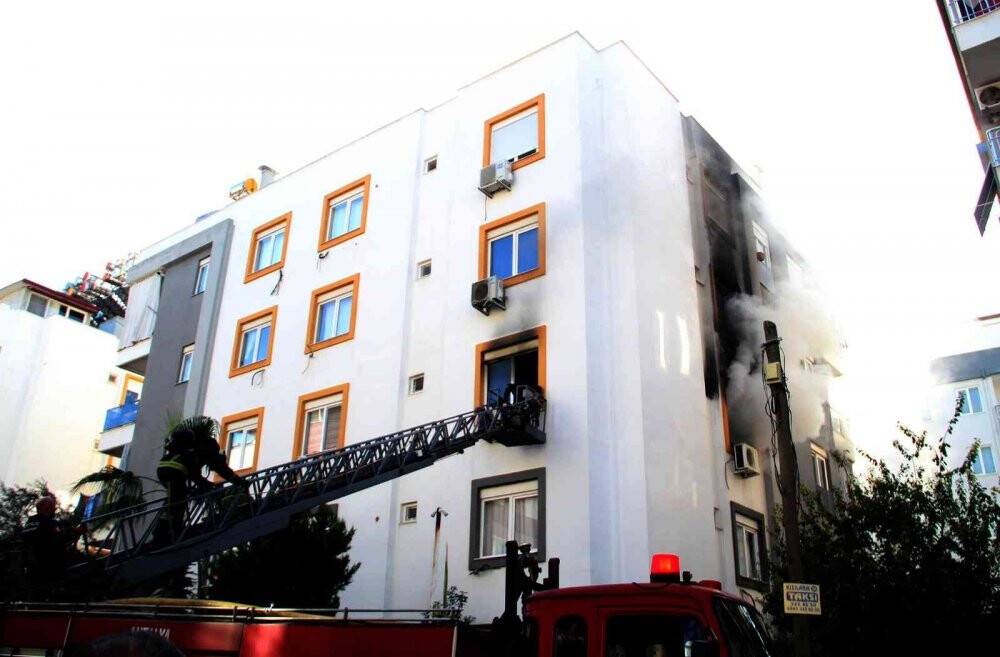 Antalya'da kedisi yangında ölen, genç kız gözyaşlarına boğuldu