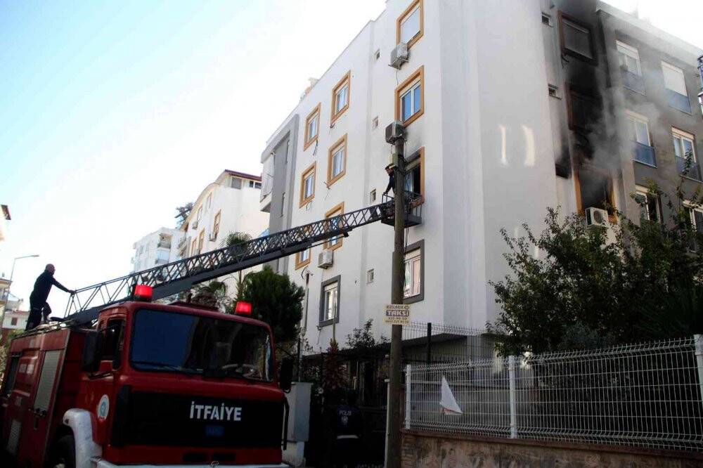 Antalya'da kedisi yangında ölen, genç kız gözyaşlarına boğuldu