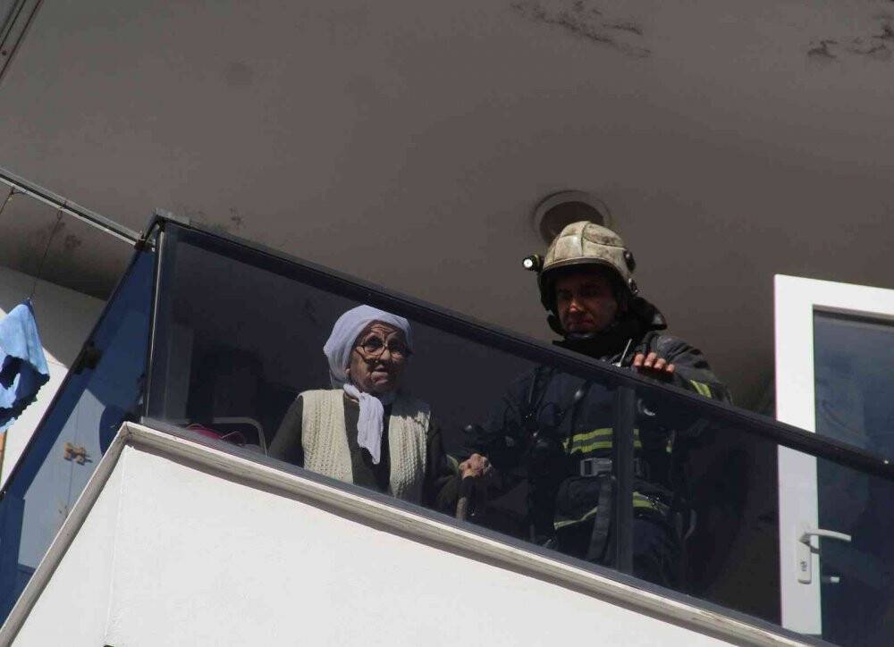 Antalya'da kedisi yangında ölen, genç kız gözyaşlarına boğuldu