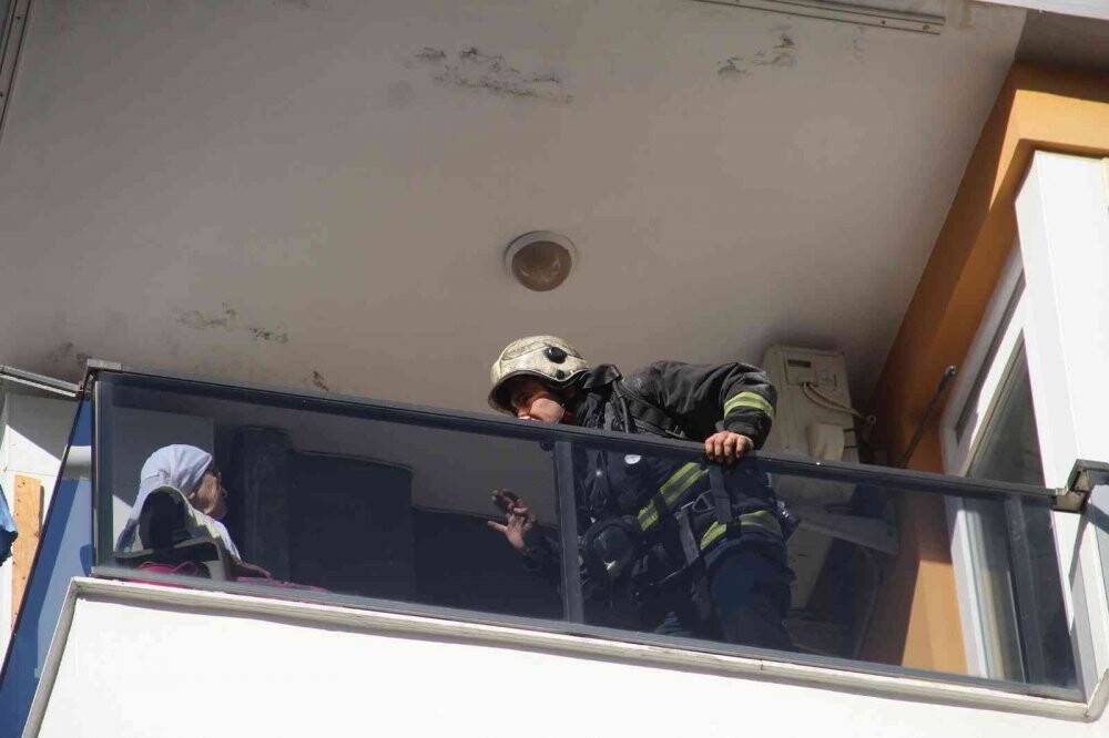 Antalya'da kedisi yangında ölen, genç kız gözyaşlarına boğuldu