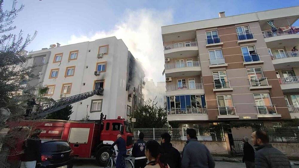 Antalya'da kedisi yangında ölen, genç kız gözyaşlarına boğuldu