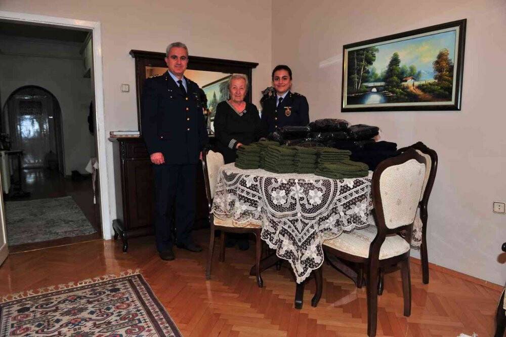 Hatice teyzeden Mehmetçiğe 150 bere ve boyunluk