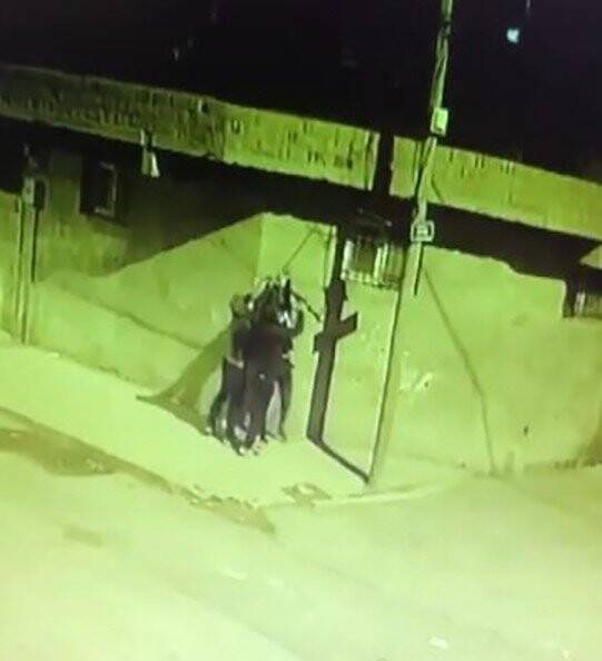 Şanlıurfa'da mahalleyi internetsiz bırakan hırsızlar güvenlik kamarasında