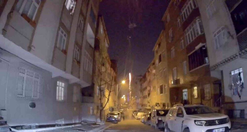 Sultangazi'de sokak ortasında havai fişek patlattılar