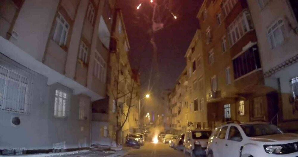 Sultangazi'de sokak ortasında havai fişek patlattılar