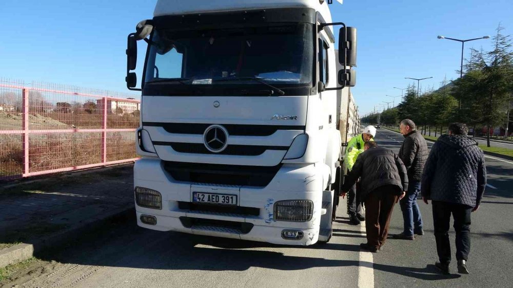 Ordu'da tırın çarptığı araç hurdaya döndü