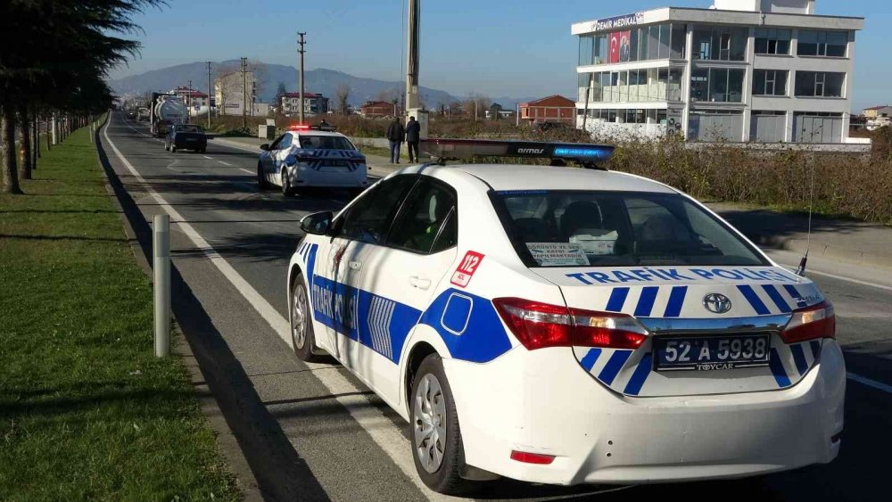 Ordu'da tırın çarptığı araç hurdaya döndü