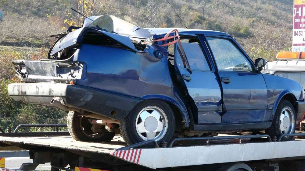 Ordu'da tırın çarptığı araç hurdaya döndü