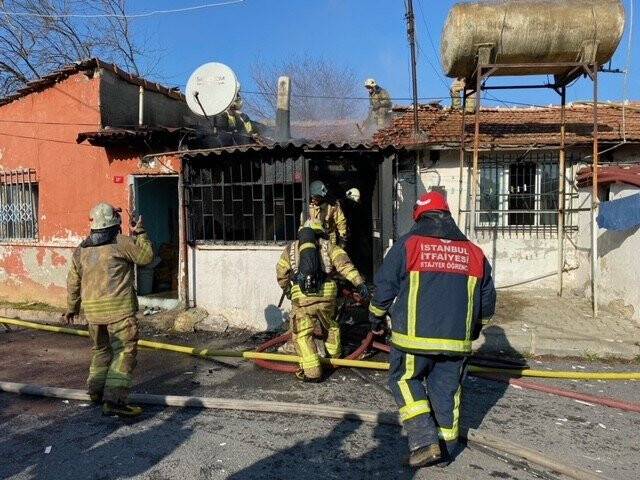 Sultangazi’de gecekonduda çıkan yangın sonucu güvercinler telef oldu