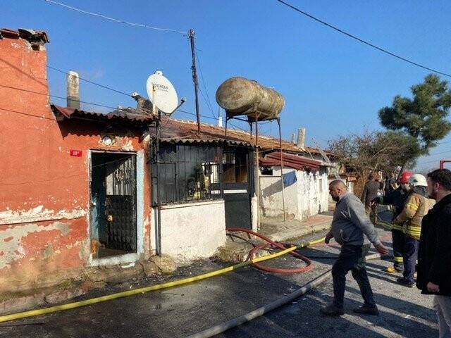 Sultangazi’de gecekonduda çıkan yangın sonucu güvercinler telef oldu