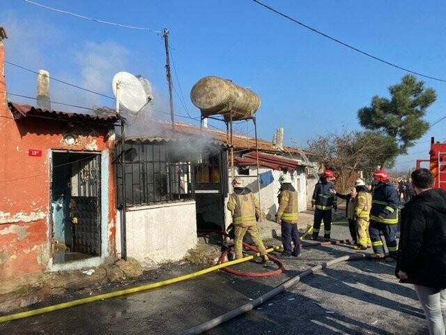 Sultangazi’de gecekonduda çıkan yangın sonucu güvercinler telef oldu