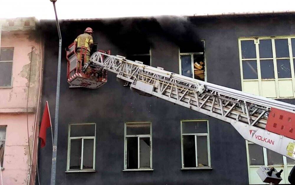 Bursa’da mobilya imalathanesinde korkutan yangın