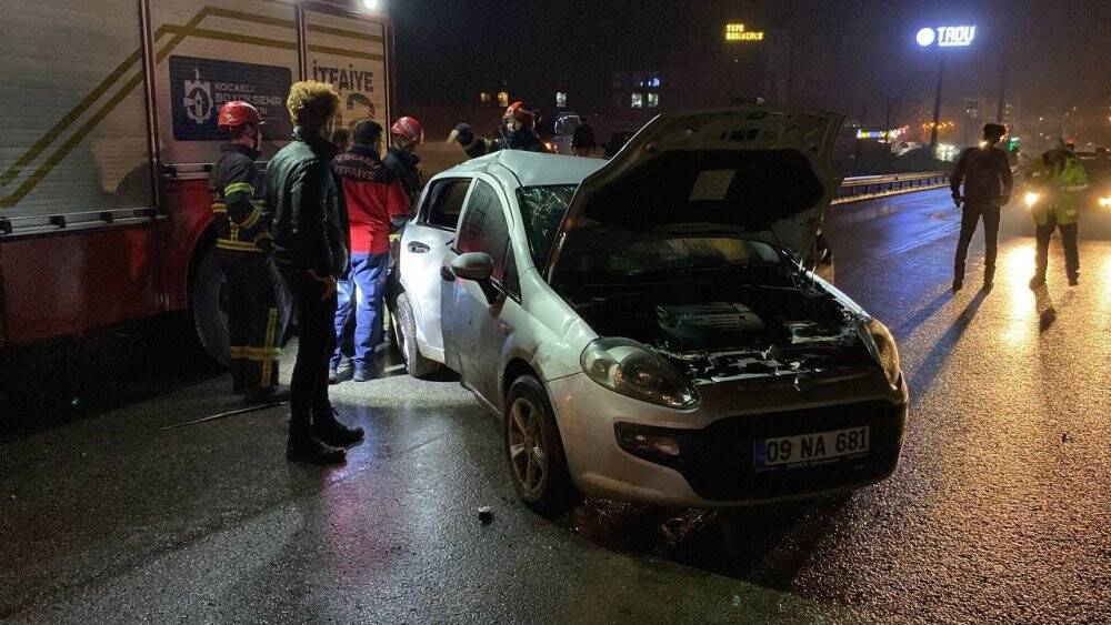 Kocaeli’de otomobil elektrik direği ve ağaçları devirdi