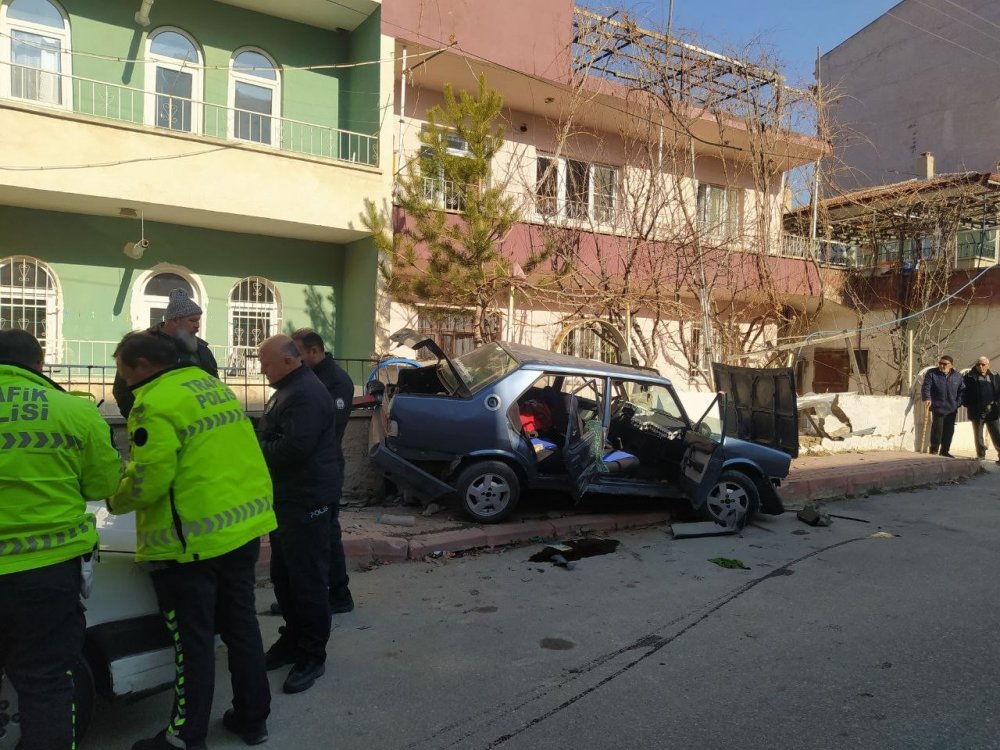 Niğde'de polisten kaçan çocuklar kaza yaptı: 3 yaralı